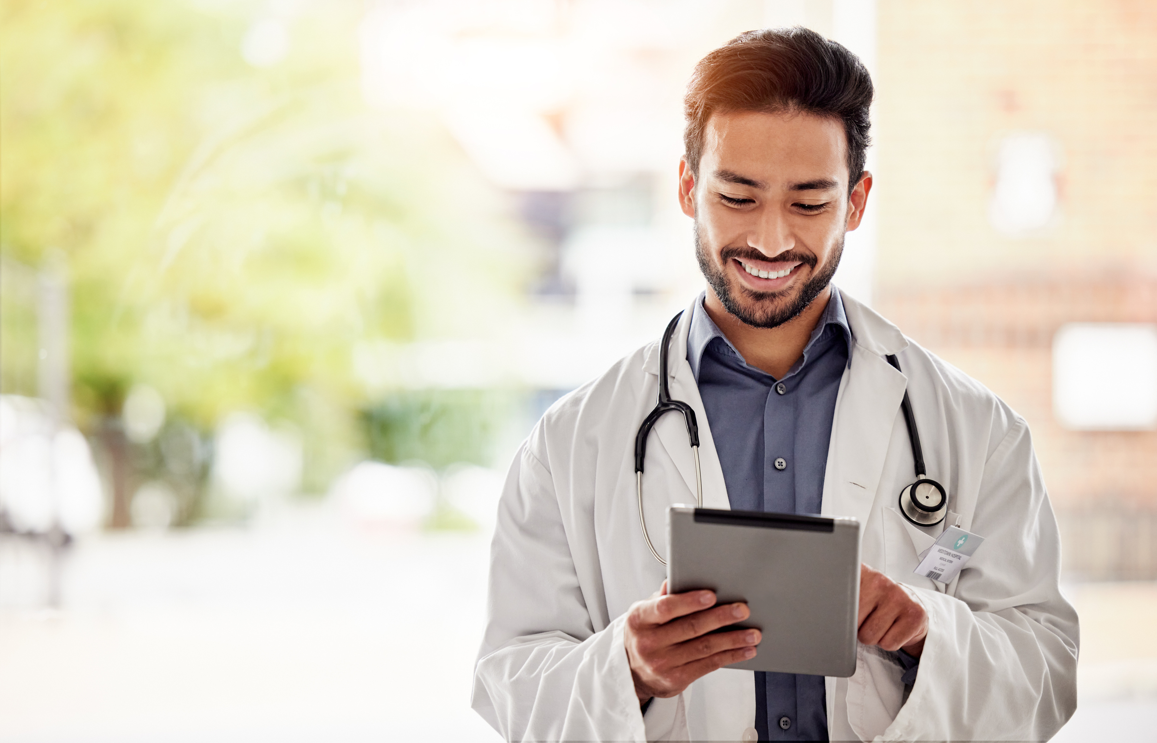Médico usando tablet