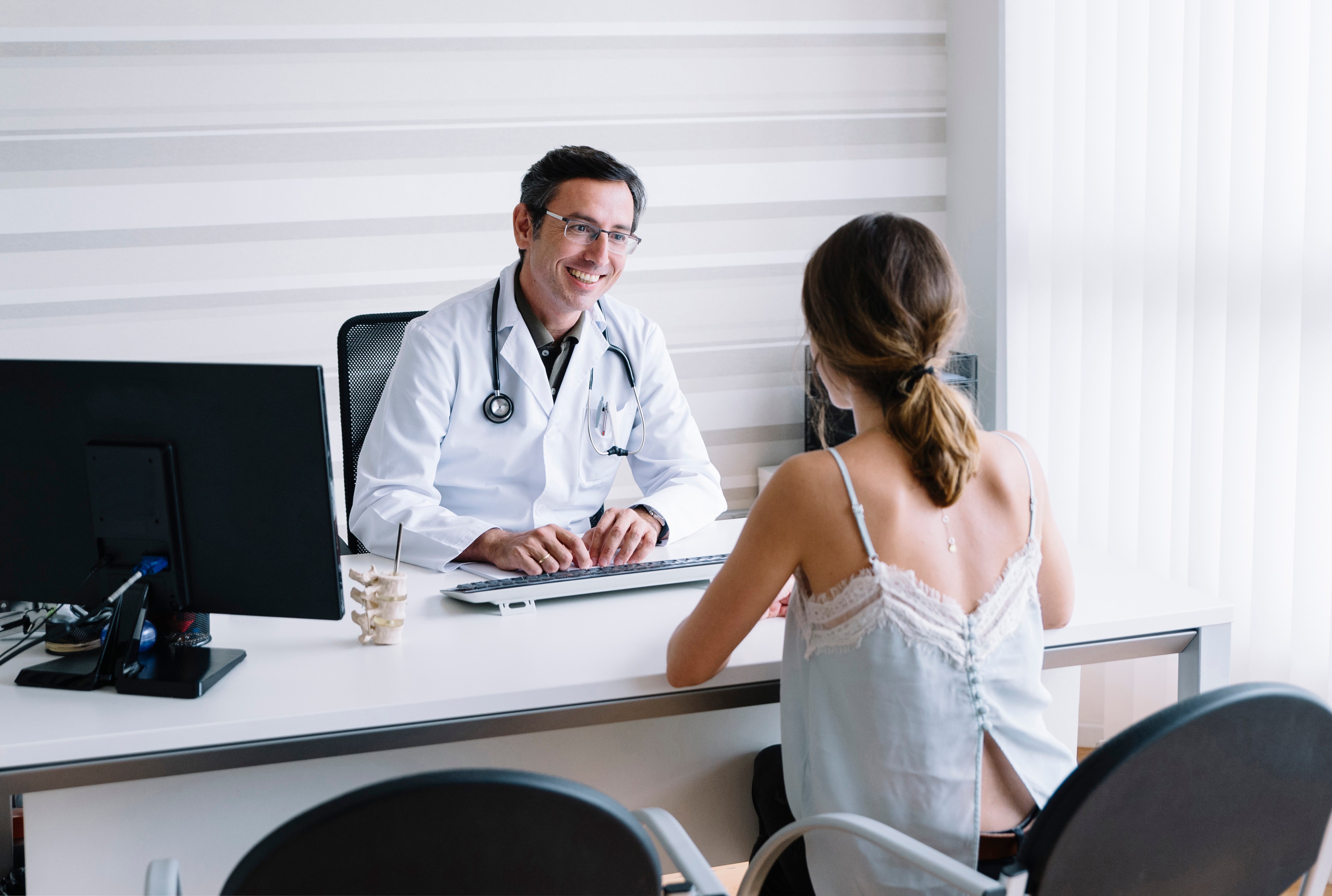 Médico em consulta com paciente